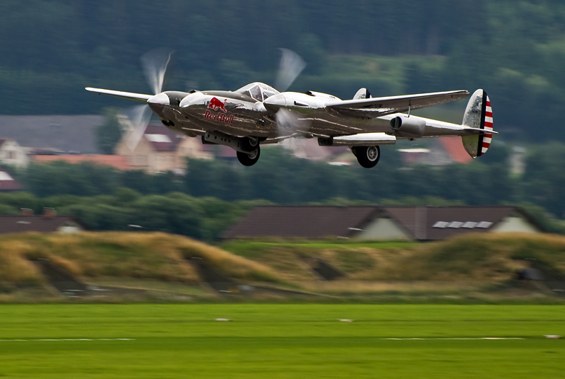 201_AirPower_The Flying Bulls na Lockheed P-38L Lightning.jpg